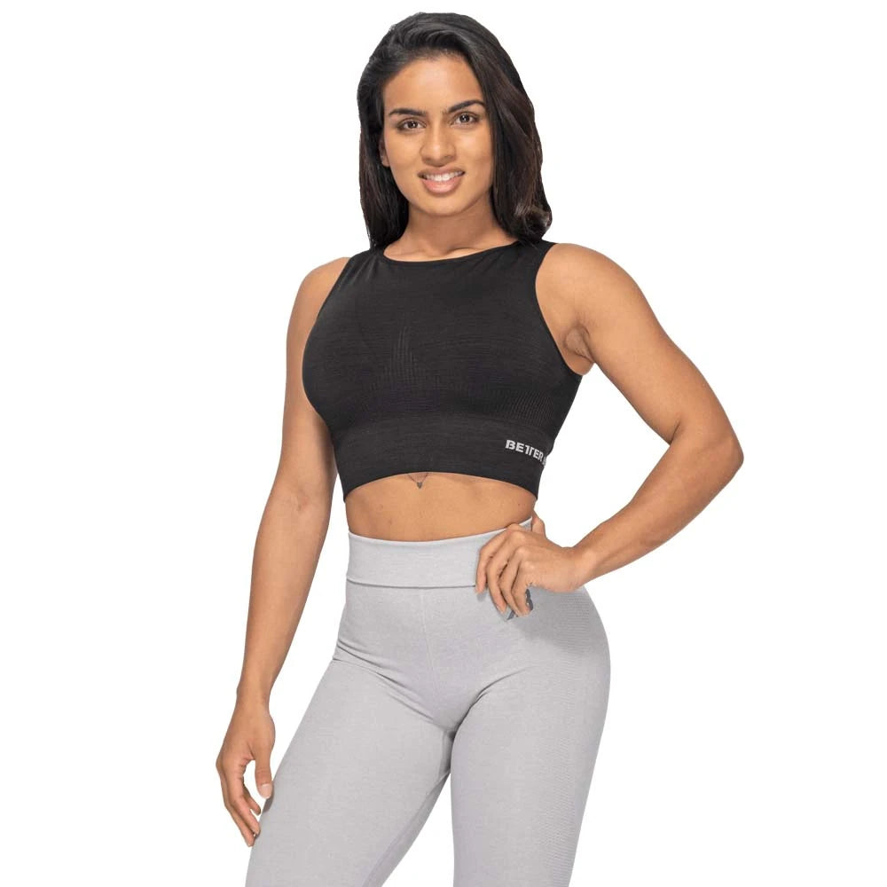 Nainen yllään Better Bodies Rib Seamless Top Black Melange, musta ja saumaton crop top treenaukseen.