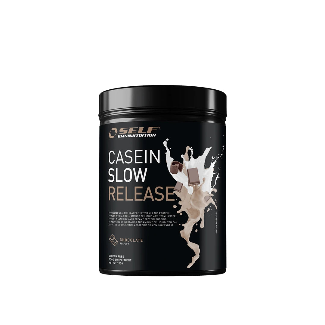 Self Omninutrition Casein 900 g -kaseiiniproteiini mustassa purkissa, jossa on suklaaroiskeita ja makuna Chocolate.