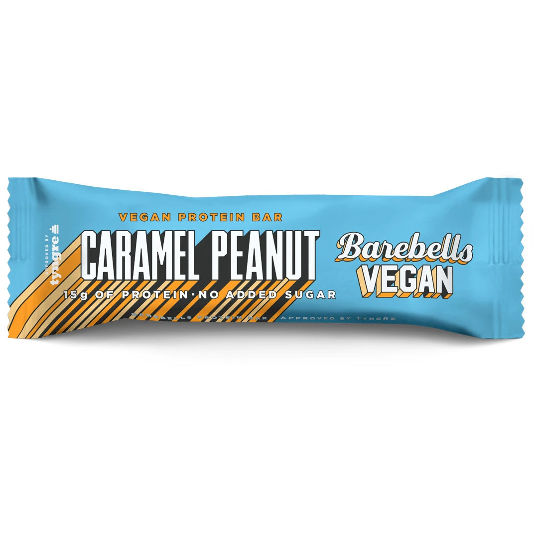 Barebells Vegan Protein Bar 55 g vaaleansinisessä pakkauksessa oransseilla yksityiskohdilla, makuna Caramel Peanut.