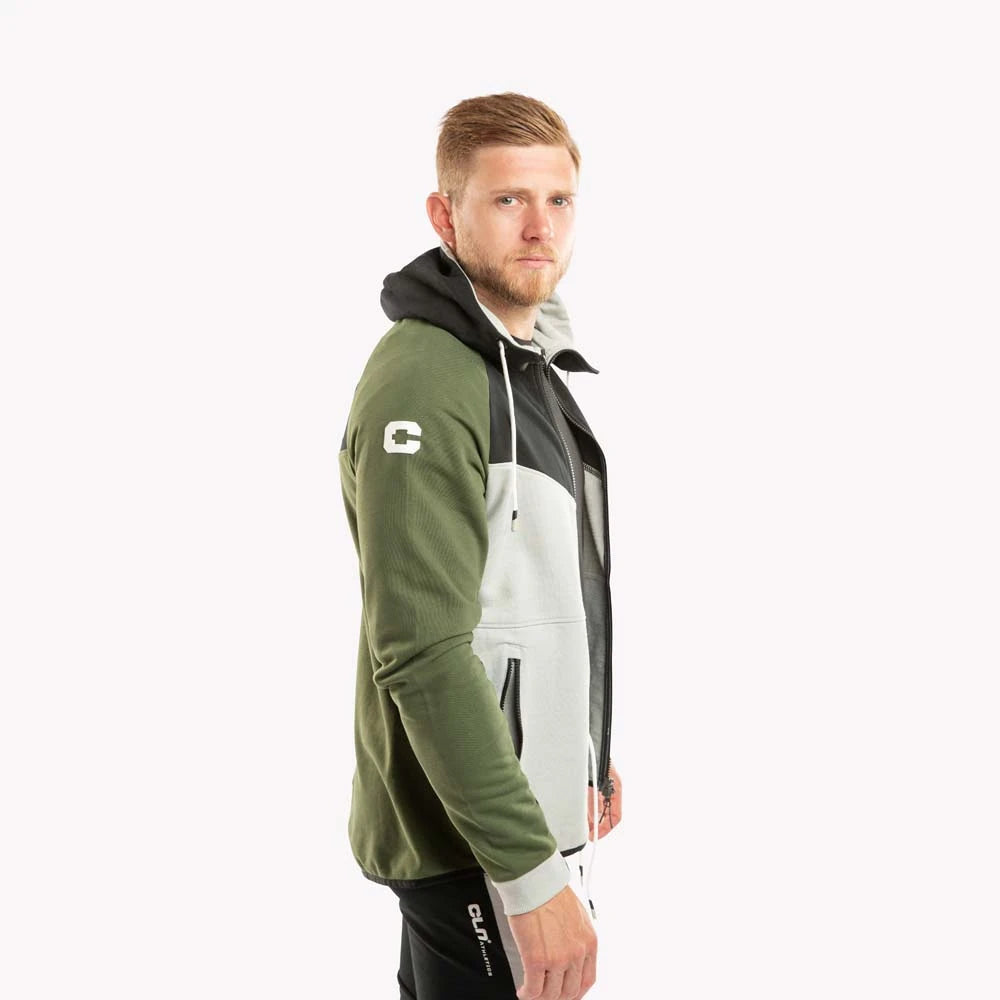 CLN Redirect Hood Forest Green pehmeä vetoketjuhuppari vihreillä, harmailla ja mustilla paneeleilla miehen yllä sivulta.