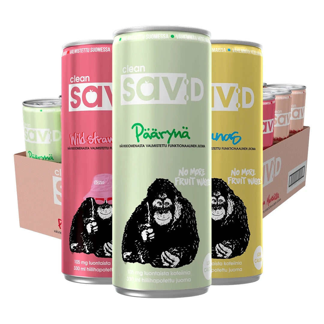 24 x Clean Drink / Clean SavD 330 ml Mix-lava vaaleanpunaisilla, vihreillä ja keltaisilla tölkeillä pahvialustan edessä.