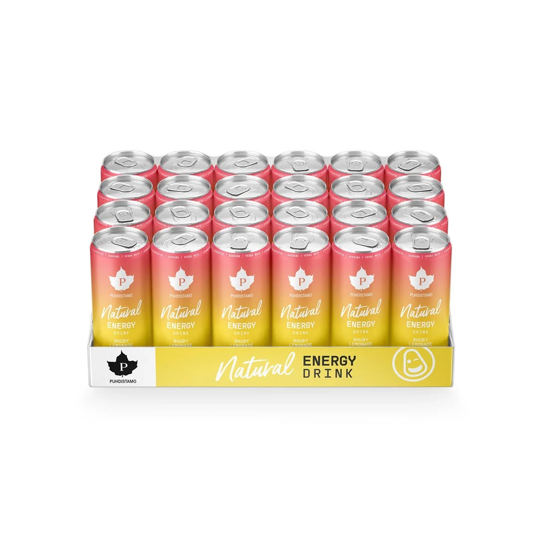 24 x Puhdistamo Natural Energy Drink 330 ml Rhuby Lemonade keltaisella lavalla, jossa on vaaleanpunaisia ja keltaisia tölkkejä.