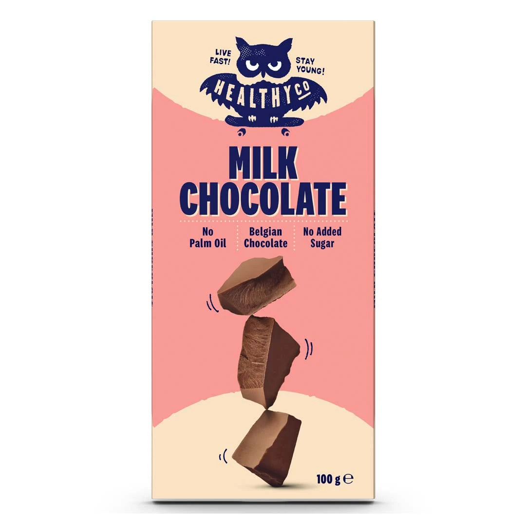 HealthyCo Chocolate 100 g -maitosuklaa beige-pinkissä pakkauksessa, jossa on kolme pinottua suklaapalaa.