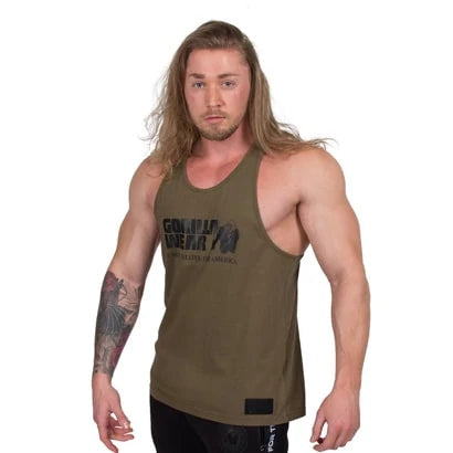 Gorilla Wear Classic Tank Top Army Green, armeijanvihreä puuvillainen painijatoppi mustalla logolla miesmallin yllä., kuva 5/5