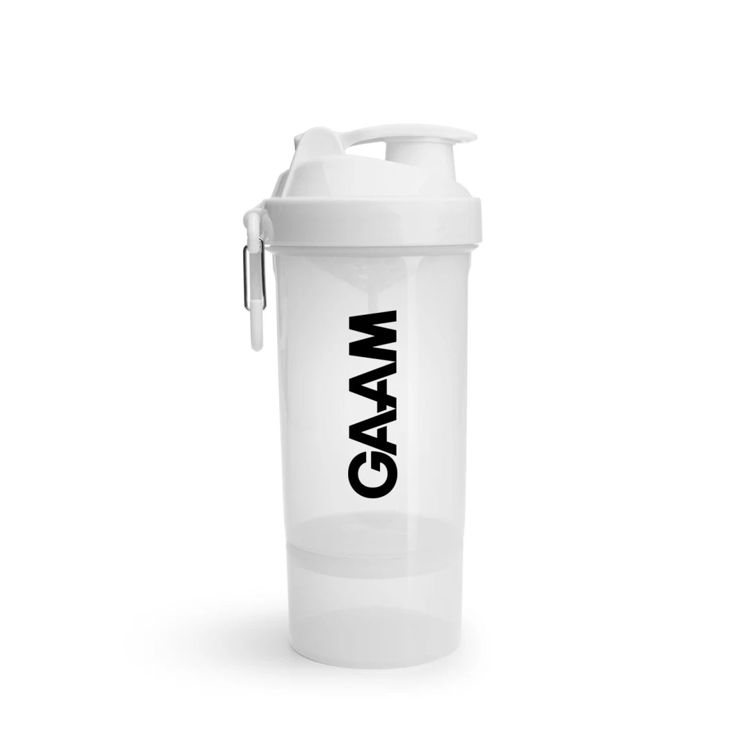 Valkoinen, BPA-vapaa GAAM Smartshake 2Go 800 ml -shaker, jossa on säilytyslokero ja karbiinihaka.