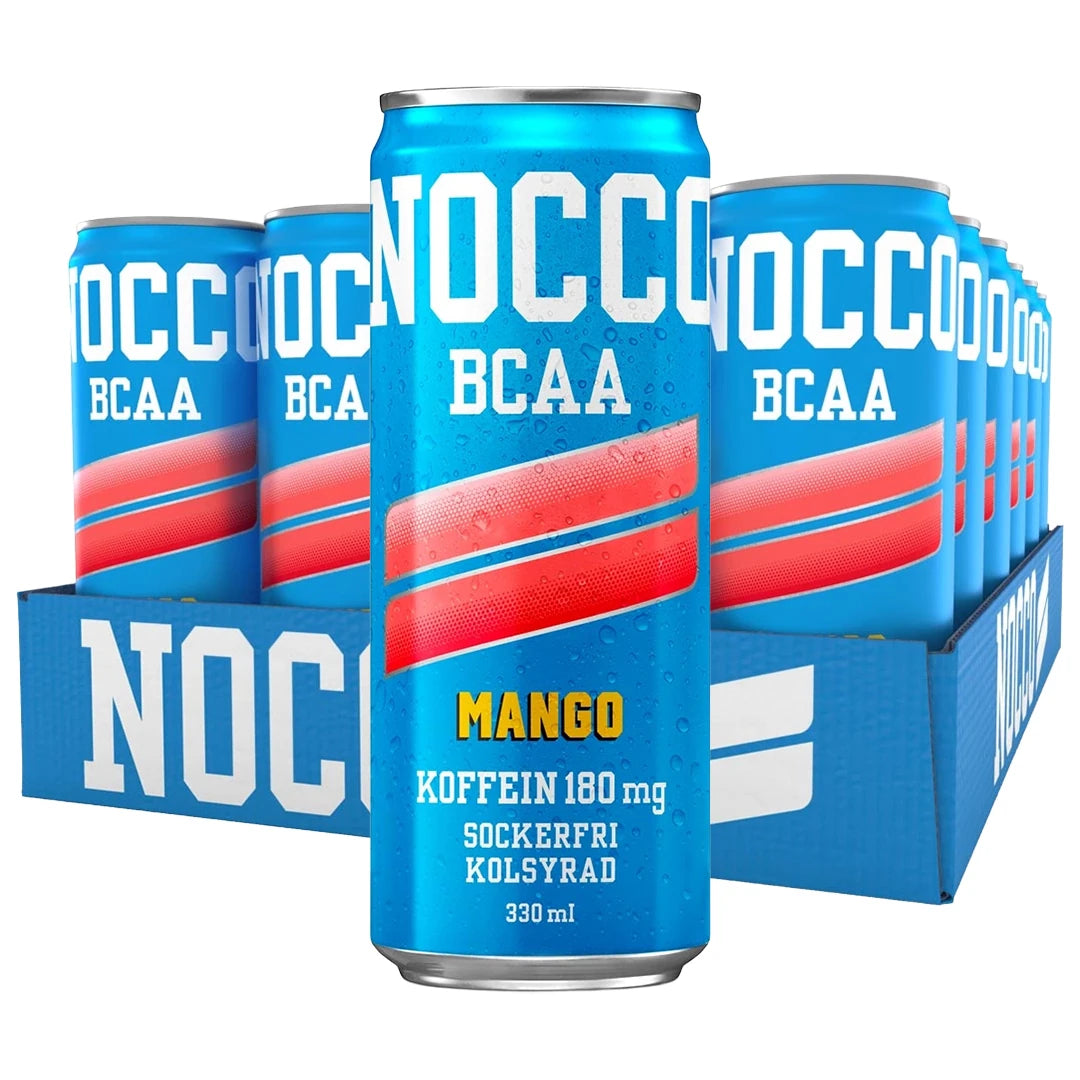 24 x NOCCO BCAA 330 ml Mango sinisessä laatikossa, joka sisältää vaaleansinisiä energiajuomatölkkejä punaisilla raidoilla.