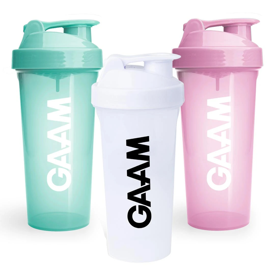 3 x GAAM Shaker 800 ml -muovishakerit mintunvihreänä, valkoisena ja vaaleanpunaisena GAAM-logolla.
