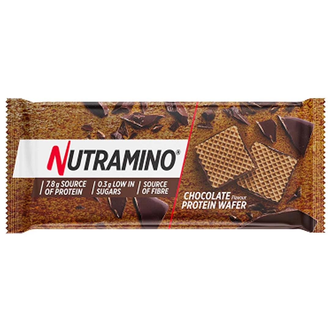 Suklaanmakuinen Nutramino Protein Wafer 39 g ruskea-valkoisessa kääreessä, jossa on vohvelikuvio.