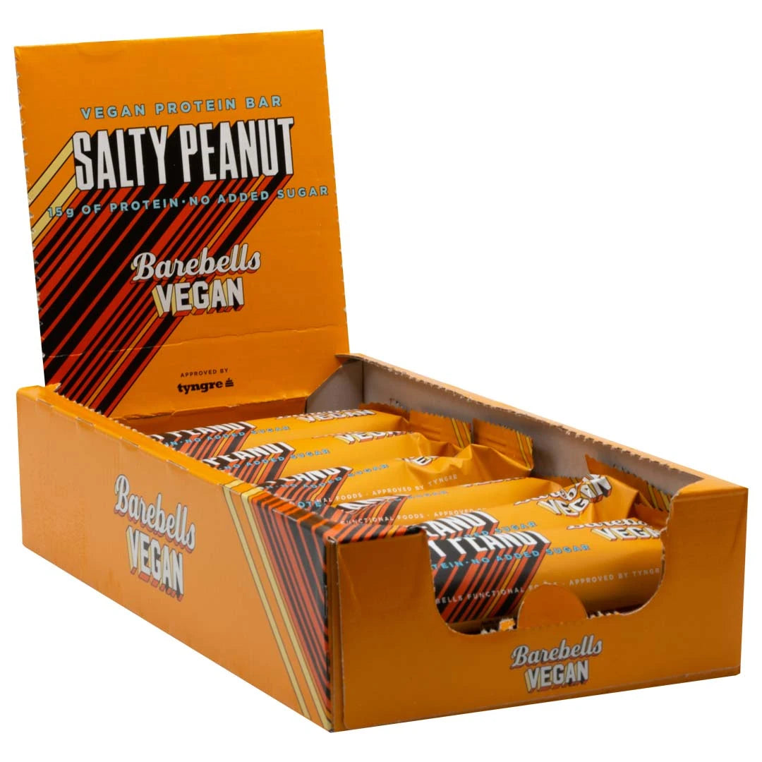 12 x Barebells Vegan Protein Bar 55 g -lajitelma avoimessa oranssissa laatikossa, makuna Salty Peanut.