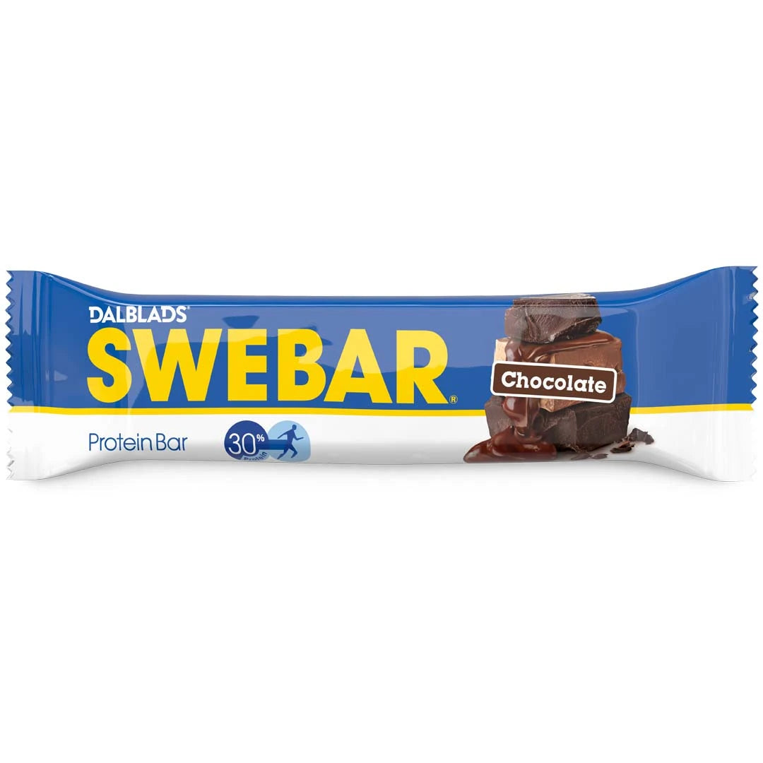 Dalblads Swebar 55 g -proteiinipatukka sinivalkoisessa pakkauksessa keltaisilla yksityiskohdilla, makuna Chocolate., kuva 4/6
