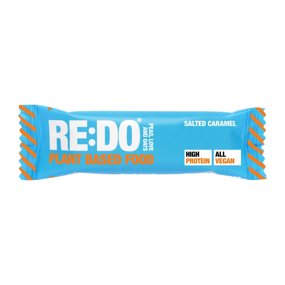 REDO Bar 60 g vegaaninen proteiinipatukka vaaleansinisessä pakkauksessa oransseilla yksityiskohdilla, makuna Salty Caramel., kuva 3/4