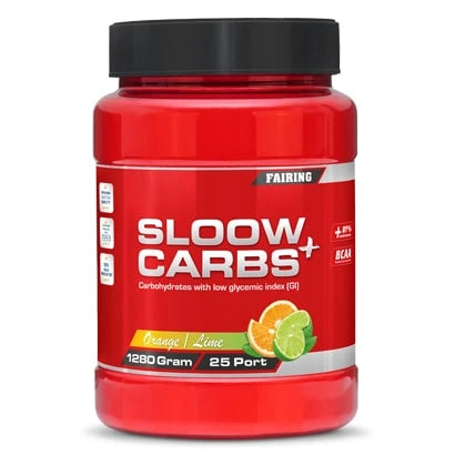 Punainen purkki Fairing Sloow Carbs+ 1,2 kg -hiilihydraattijauhetta makuna Orange Lime.