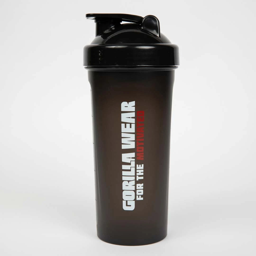 Musta muovinen Gorilla Wear Shaker XXL Black -sheikkeri, jossa on valkoinen ja punainen logo sekä kätevä kierrekorkki.