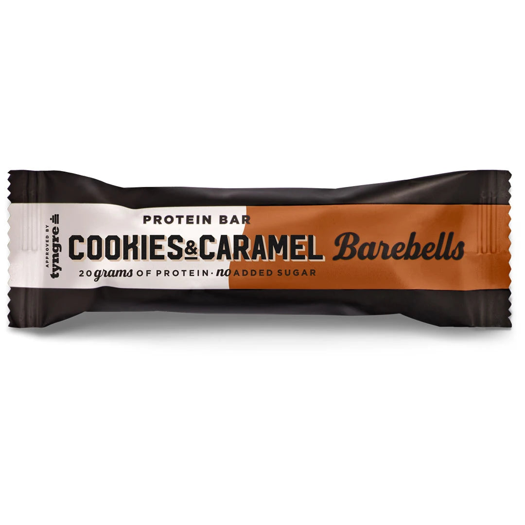 Barebells Soft protein bar 55 g makuna Cookies & Caramel, tummassa kääreessä ruskeilla yksityiskohdilla.
