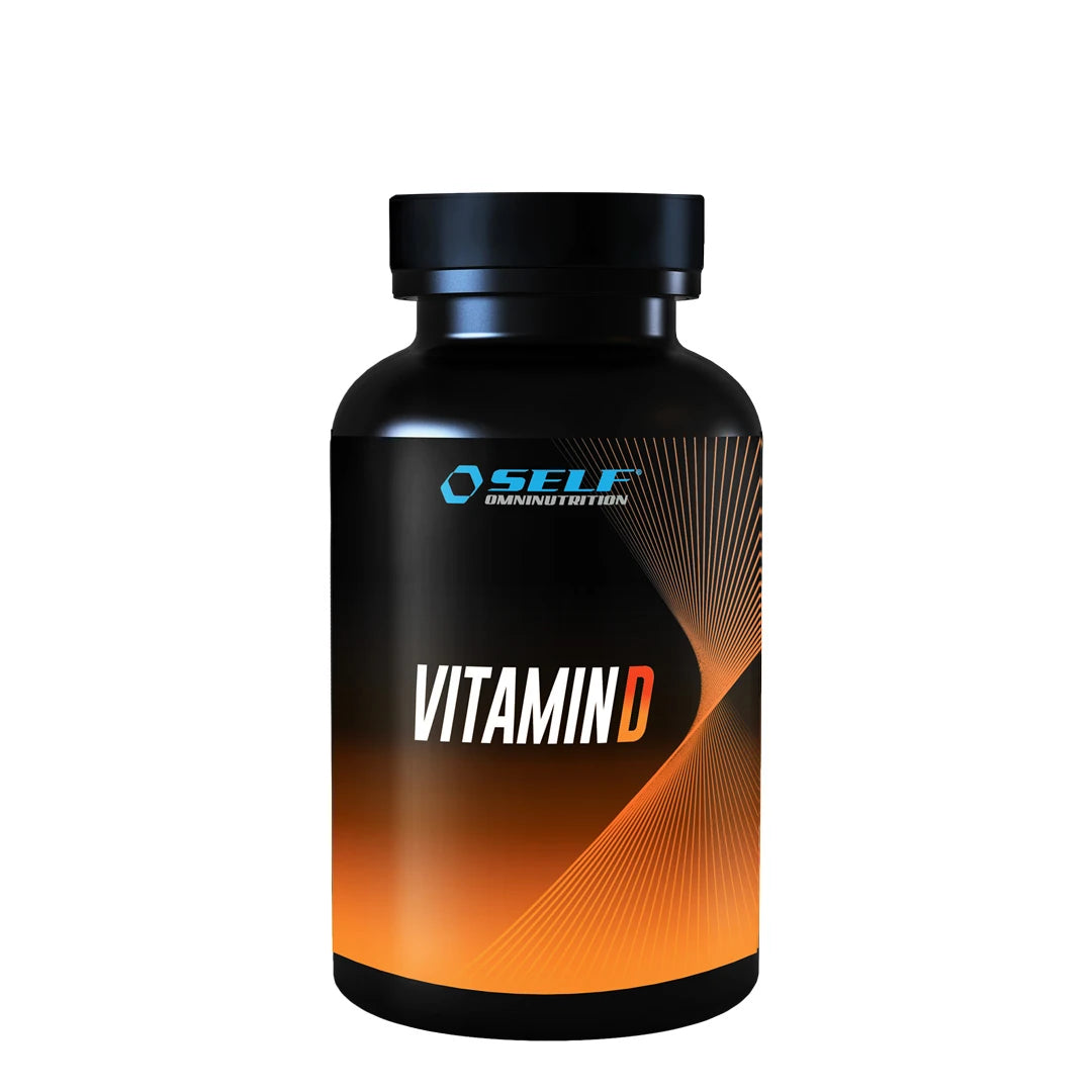 Self Omninutrition Vitamin D 100 caps mustassa muovipurkissa oransseilla yksityiskohdilla.