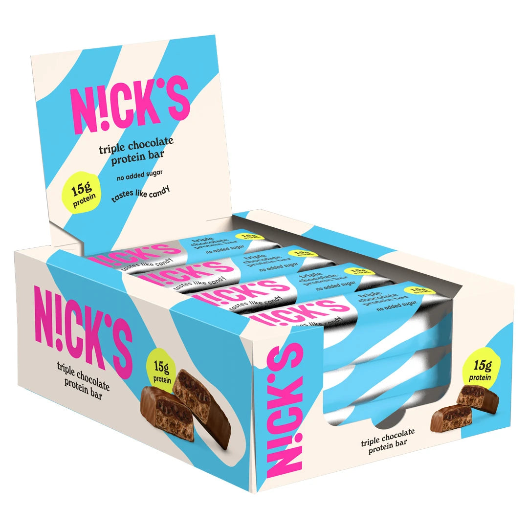 12 x NICKS Soft bar 50 g Triple Chocolate vaaleansini-valkoisessa esittelylaatikossa pinkillä tekstillä.