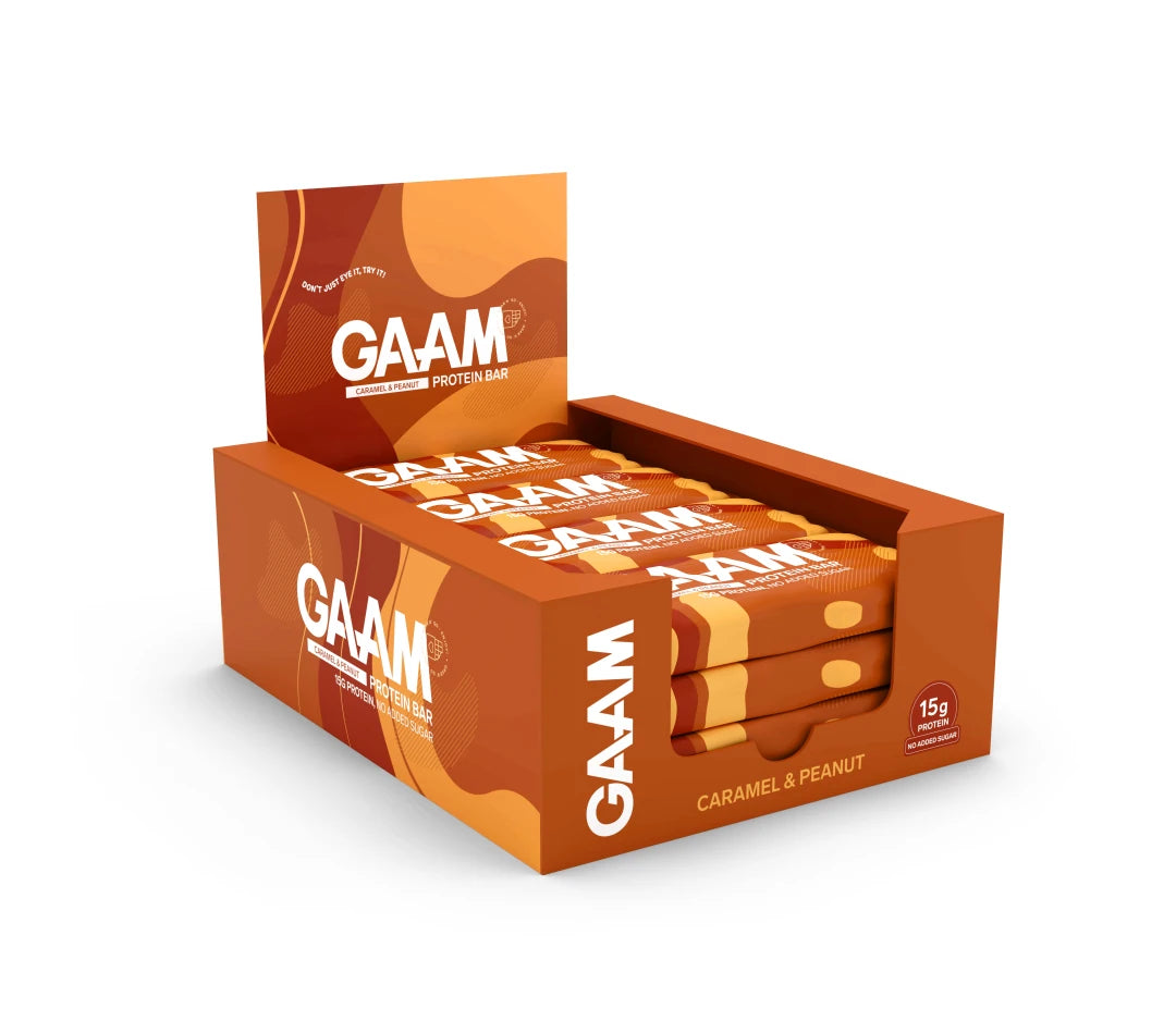 12 x GAAM Protein bar 45 g Caramel & Peanut oranssissa laatikossa ruskeilla yksityiskohdilla ja valkoisilla logoilla.