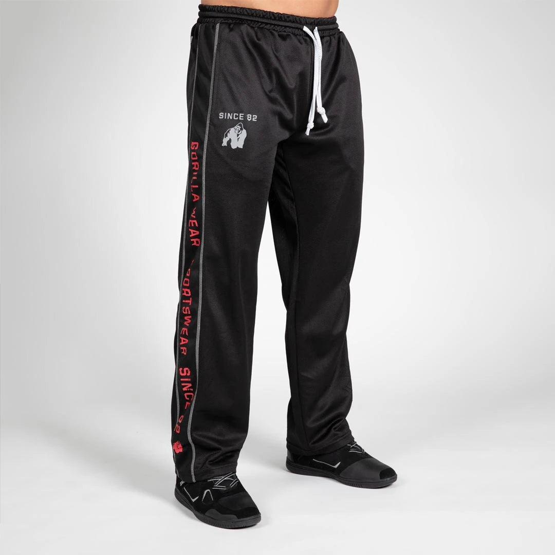 Mustat Gorilla Wear Functional Mesh Pants Black/Red -mesh-housut punaisella tekstillä ja valkoisella kiristysnyörillä.