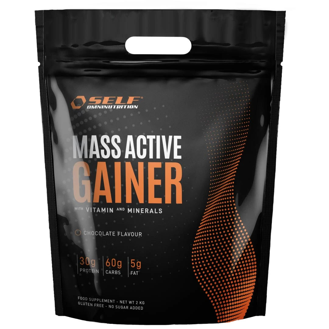 Self Omninutrition Mass Active Gainer 2 kg suklaanmakuisena mustassa pussissa oransseilla yksityiskohdilla.