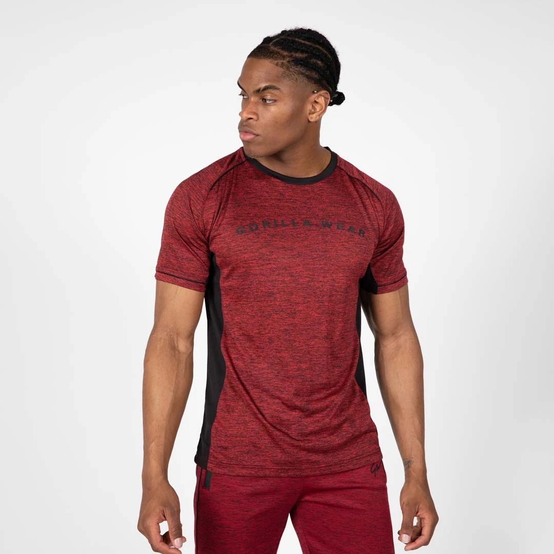 Mies yllään viininpunainen Gorilla Wear Fremont T-Shirt Burgundy -treenipaita mustilla verkkopaneeleilla., kuva 4/8
