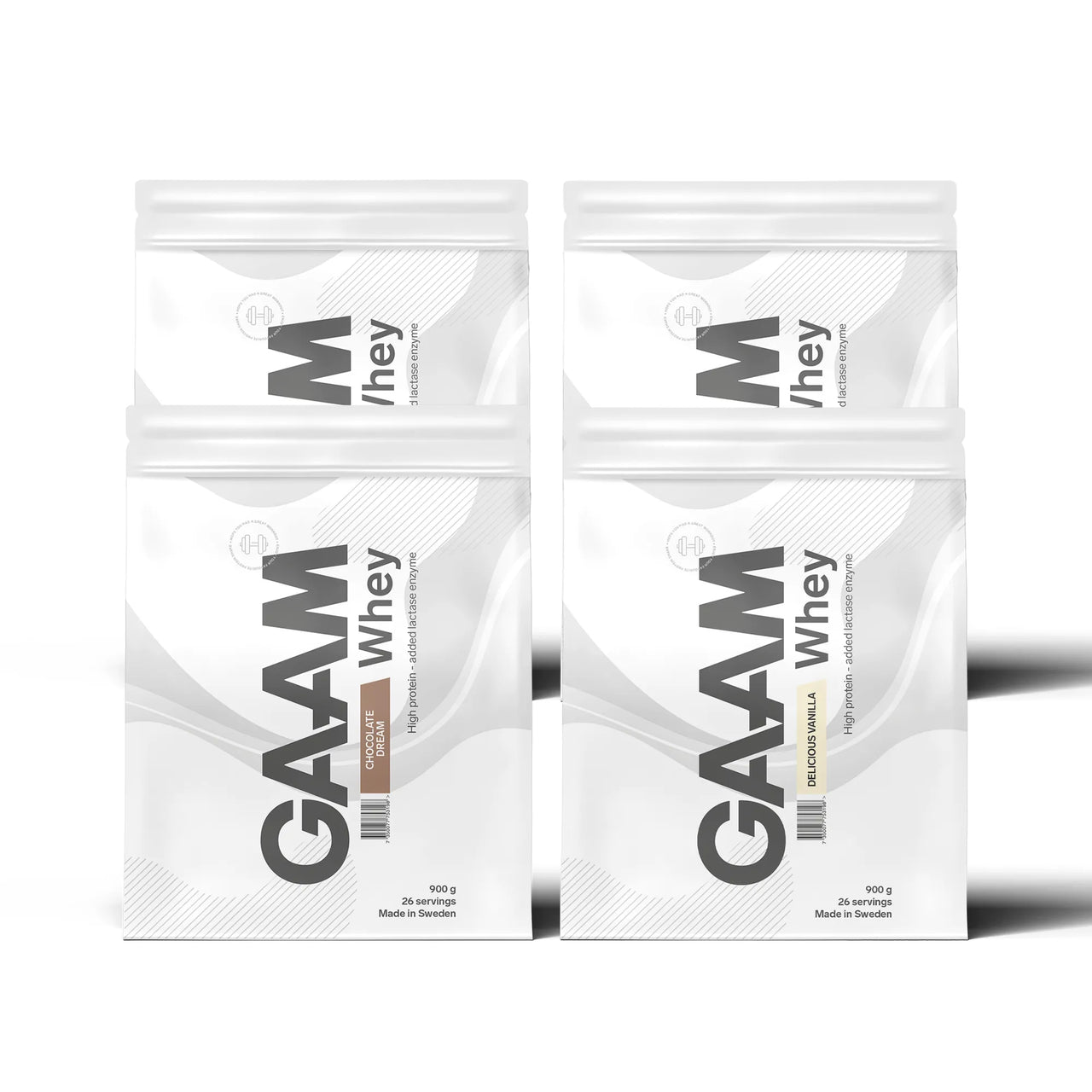 4 x GAAM Whey 900 g -proteiinijauhe neljässä valkoisessa pussissa, makuina Chocolate Dream ja Delicious Vanilla.