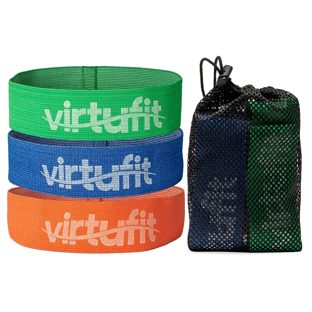Virtufit Mini Bands Comfort 3-pack, kolme puuvillaista treeninauhaa (vihreä, sininen, oranssi) ja musta verkkopussi.