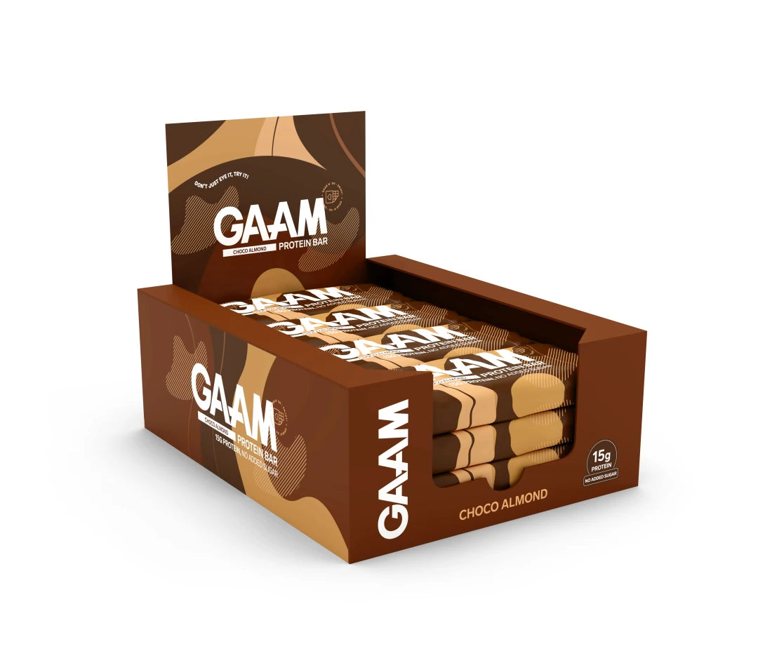 12 x GAAM Protein Bar 45 g Choco Almond ruskeassa ja vaaleanruskeassa pakkauksessa.