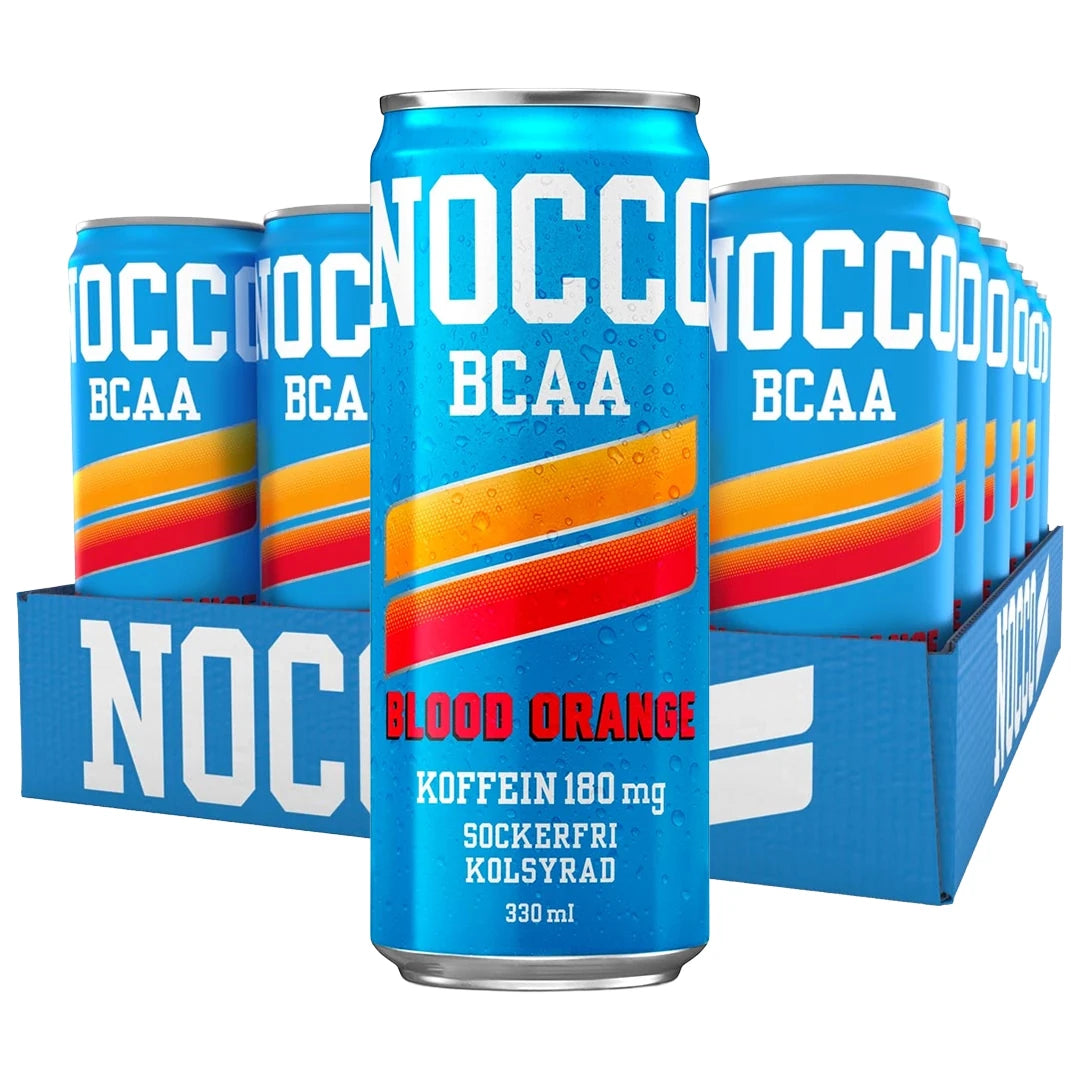 24 x NOCCO BCAA 330 ml Blood Orange sinisessä laatikossa yhteensopivilla tölkeillä ja puna-keltaisilla yksityiskohdilla.