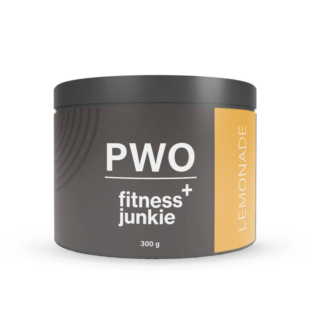 fitnessjunkie PWO 300 g -pre-workout-jauhe tummanharmaassa purkissa, jossa on keltainen alue Lemonade-maulle.