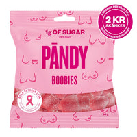 Pändy Candy 50 g Boobies vaaleanpunaisessa pussissa, jossa on Roosa nauha -logo ja näkyviä punaisia geelikarkkeja.