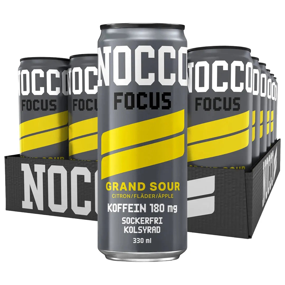 24 x NOCCO FOCUS 330 ml Grand Sour mustassa laatikossa harmaita energiajuomatölkkejä keltaisilla yksityiskohdilla.