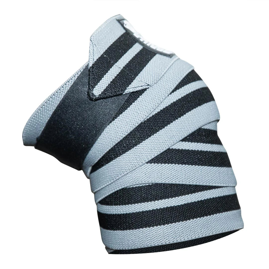 Harmaa-mustaraidalliset Gorilla Wear Knee Wraps 2.5 m -polvisiteet tarrakiinnityksellä.