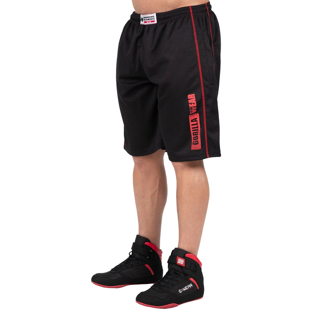 Gorilla Wear Wallace Mesh Shorts Black/Red -mustat mesh-treenishortsit punaisilla saumoilla ja isolla logolla.