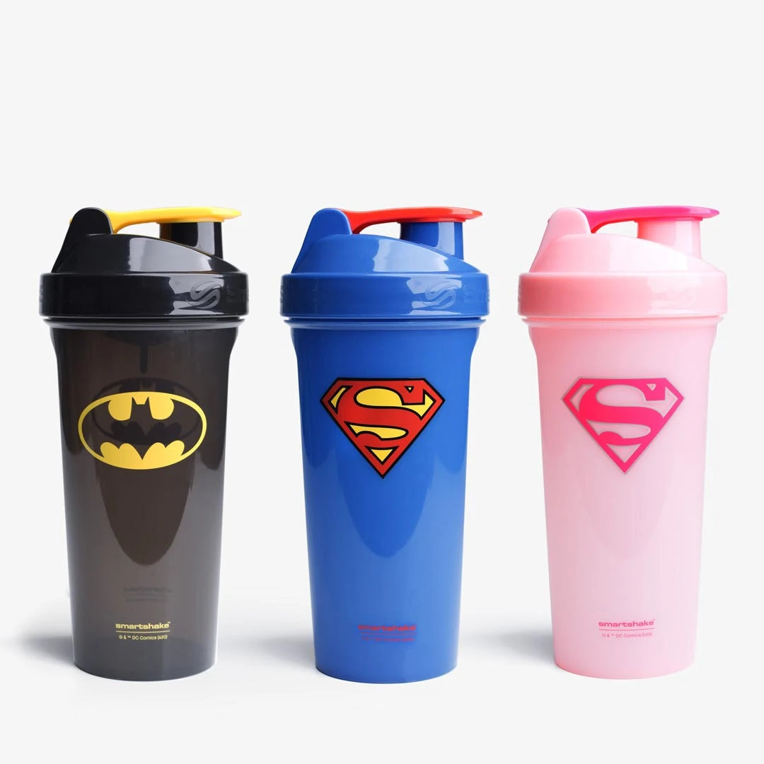 Kolme muovista Smartshake Kids 800 ml -shakeria: musta Batman, sininen Superman ja pinkki Supergirl.