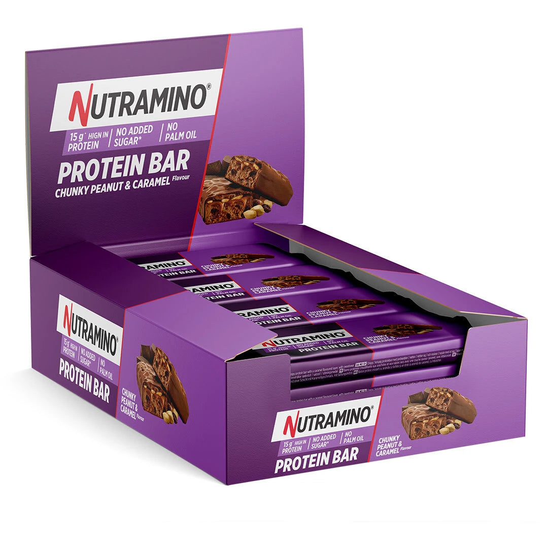 12 x Nutramino Protein Bar 55 g Chunky Peanut and Caramel avoimessa violetissa laatikossa täynnä patukoita.