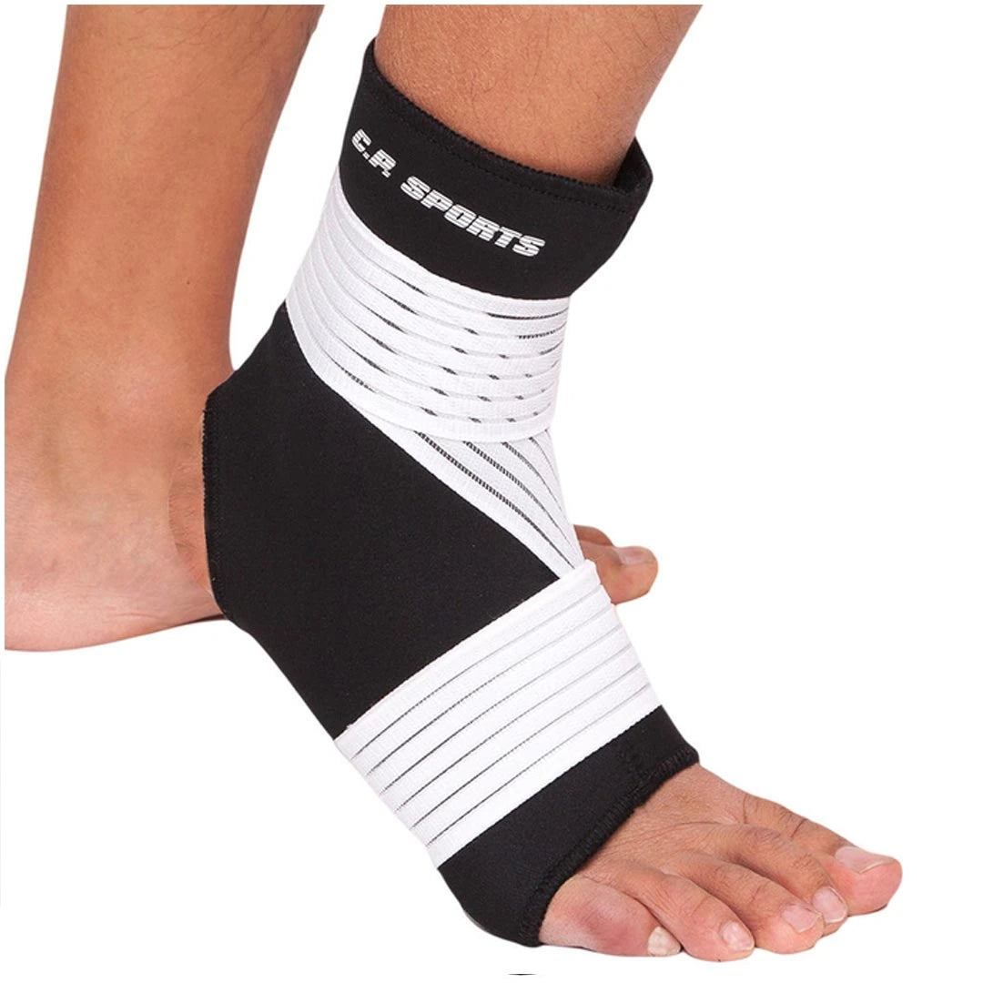 C.P. Sports Ankle/Foot Support Strong, musta neopreeninen nilkkatuki valkoisella joustavalla siteellä, puettuna jalkaan.