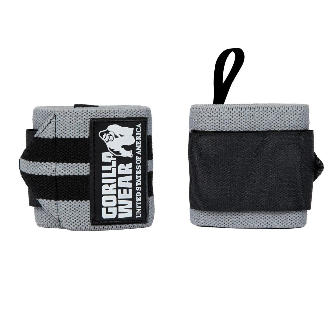 Harmaa-mustat Gorilla Wear Wrist Wraps Pro näkyvällä logolla maksimaaliseen tukeen raskaissa nostoissa.