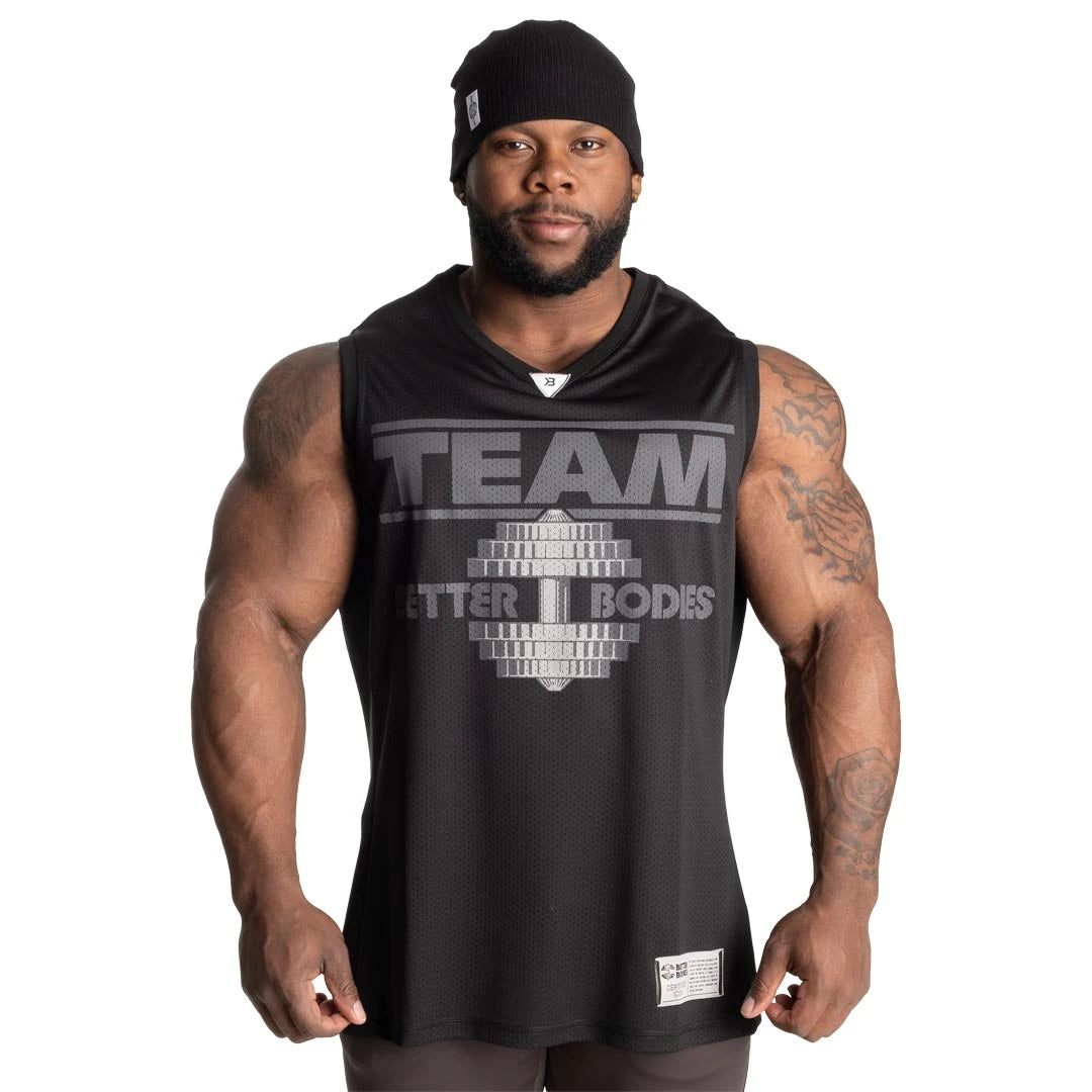 Better Bodies Iron Mesh Tank Black -miesten hihaton verkkopaita isolla harmaalla painatuksella miehen yllä., kuva 1/2