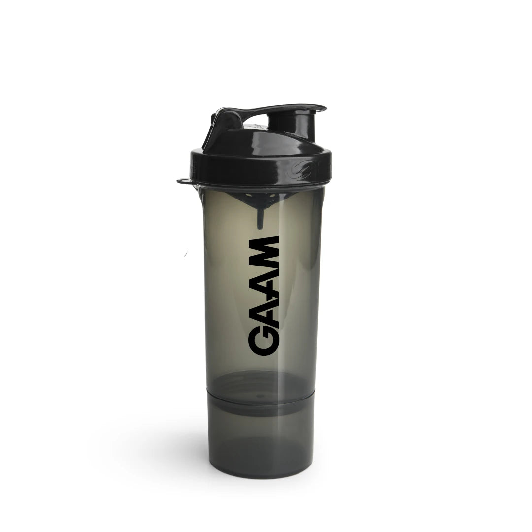GAAM Smartshake Slim 500 ml, läpinäkyvä musta muovinen shakeri, jossa on musta kansi ja lisälokero pohjassa.