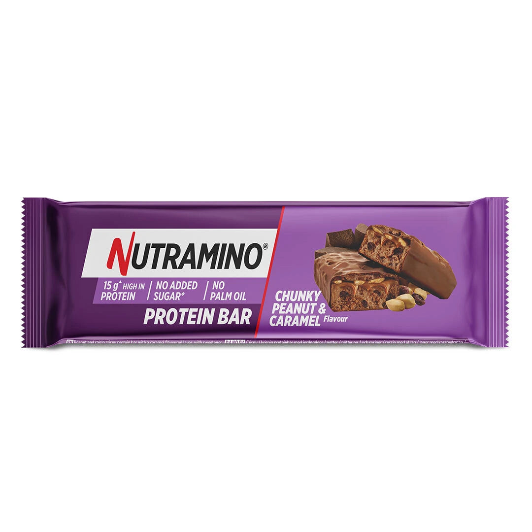 Nutramino Protein Bar 55 g Chunky Peanut & Caramel liilassa pakkauksessa, jossa on kuva halkaistusta suklaakuorrutteisesta proteiinipatukasta ja maapähkinöistä.