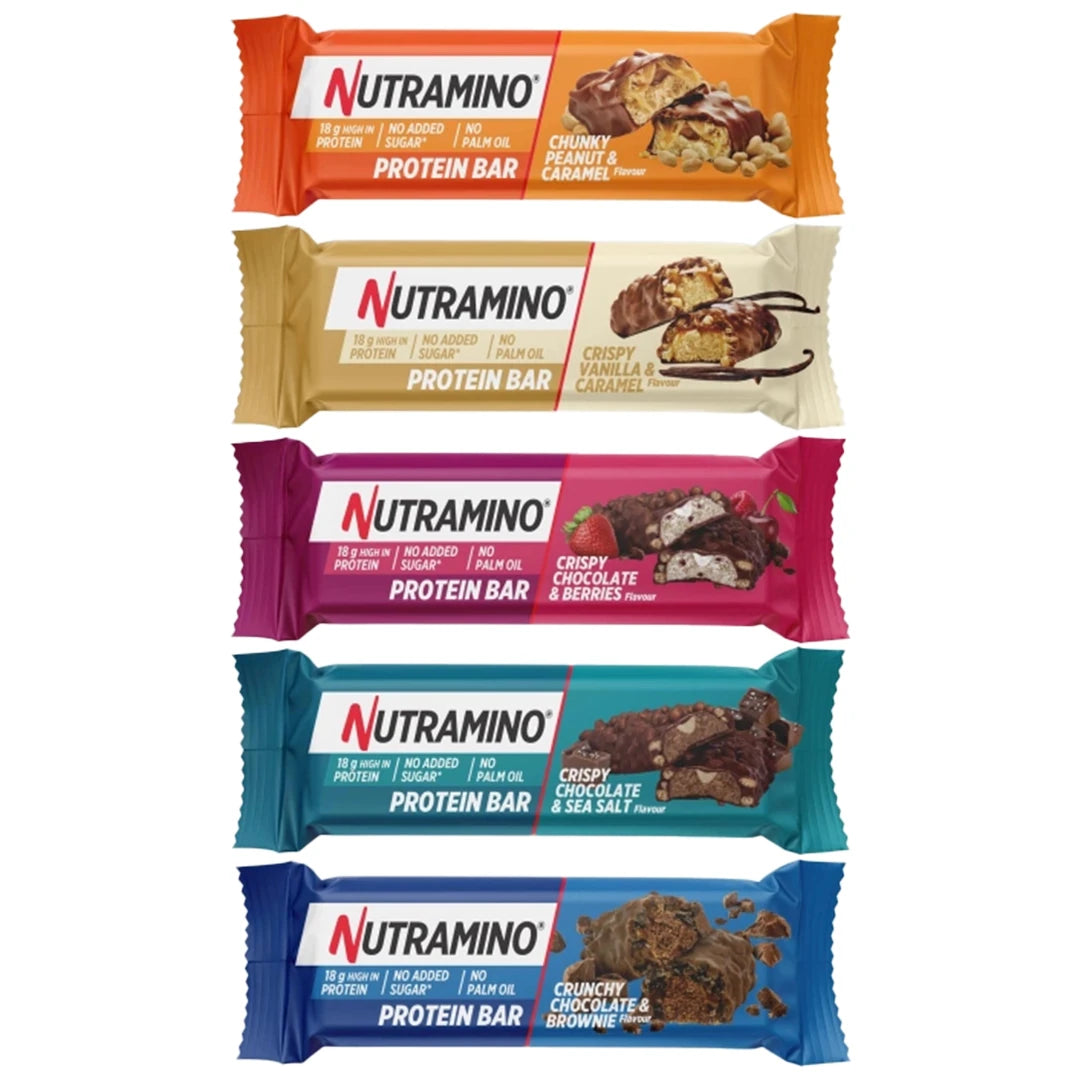 Nutramino Protein Bar 55 g -proteiinipatukat viidessä eri maussa pinottuina päällekkäin värikkäissä pakkauksissa.