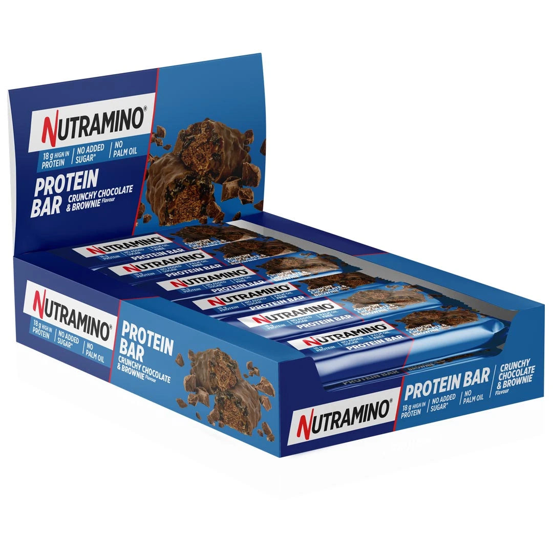12 x Nutramino Protein Bar 55 g Crunchy Chocolate Brownie sinisessä esittelylaatikossa, jossa on valkoisia ja punaisia yksityiskohtia.