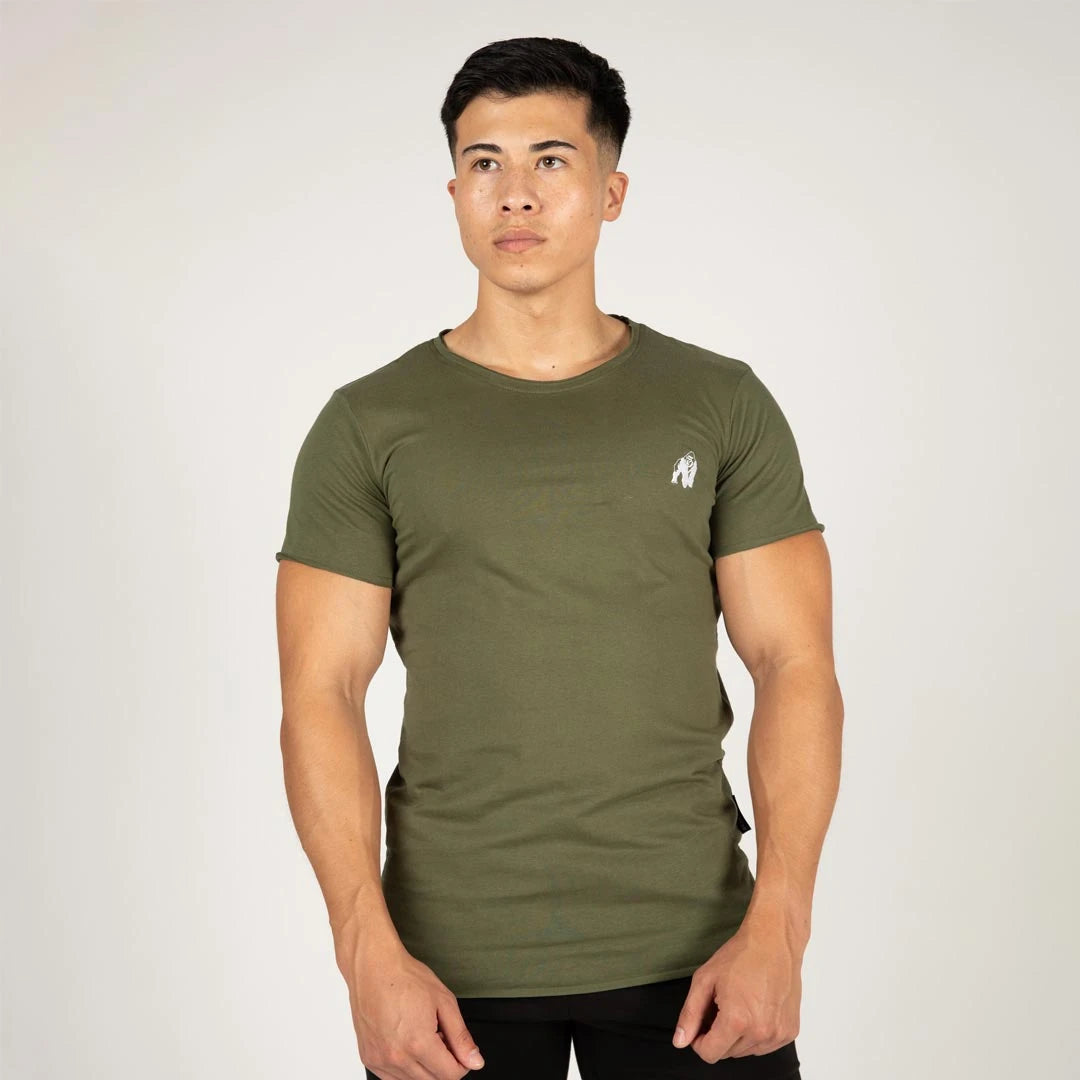 Mies yllään Gorilla Wear York T-Shirt Green, slim fit -puuvillapaita leveällä kaula-aukolla ja brodeeratulla logolla., kuva 5/8