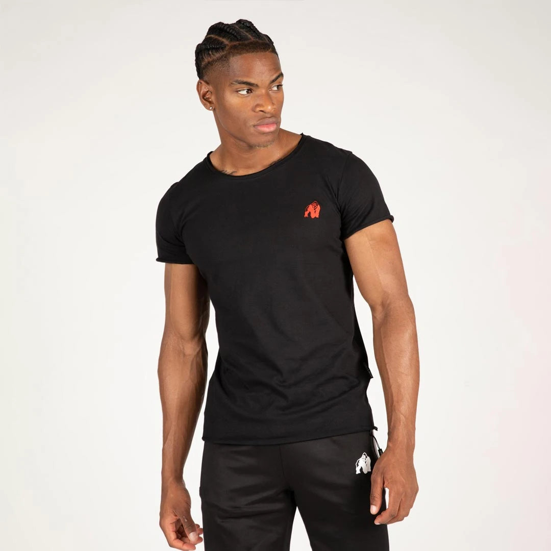 Musta Gorilla Wear York T-Shirt Black, slim fit -puuvillapaita avaralla pääntiellä ja punaisella logolla miesmallin yllä., kuva 3/7