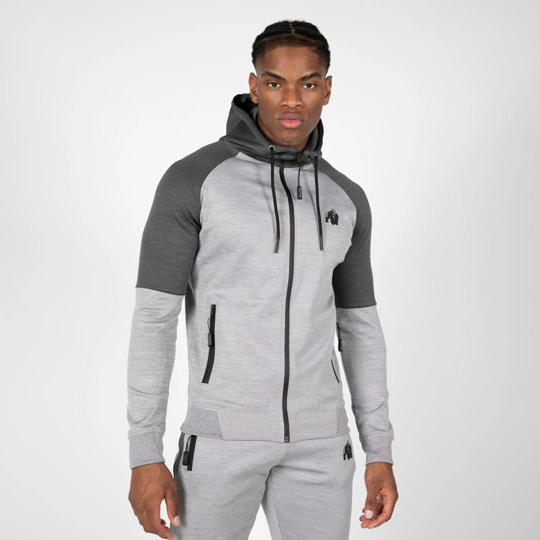 Gorilla Wear Sullivan Track Jacket Grey, vaalean- ja tummanharmaa hupullinen treenitakki miesmallin yllä., kuva 3/7