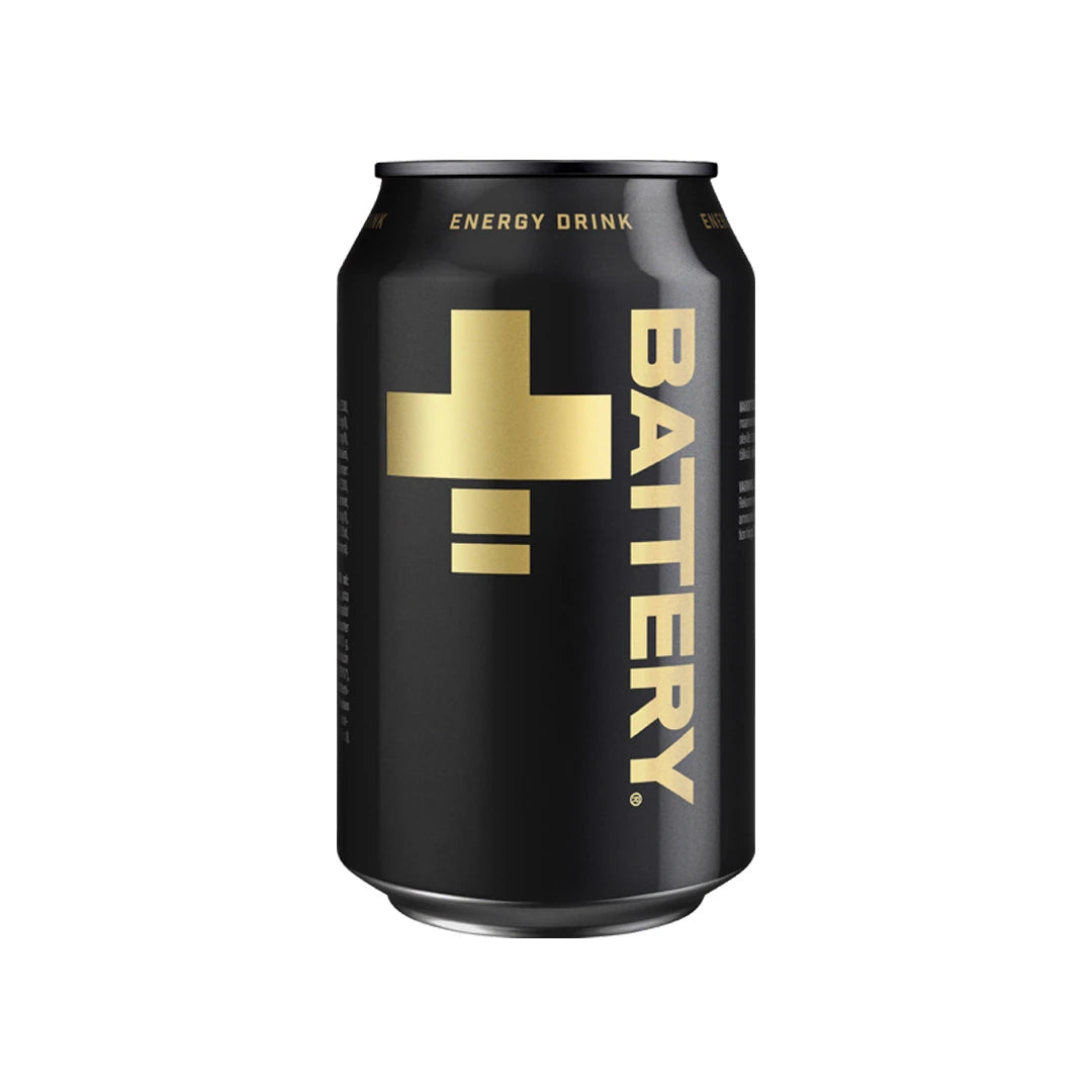 Battery Energy Drink 330 ml -energiajuoma tyylikkäässä mustassa tölkissä, jossa on kullanvärisiä yksityiskohtia.