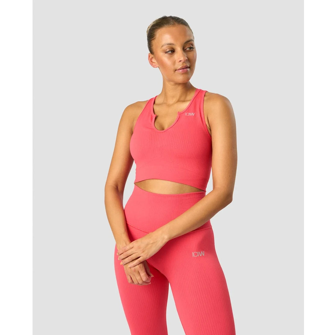 ICANIWILL Ribbed Define Seamless Tank Top Coral Red on korallinpunainen, ribattu treenitoppi mallin yllä.