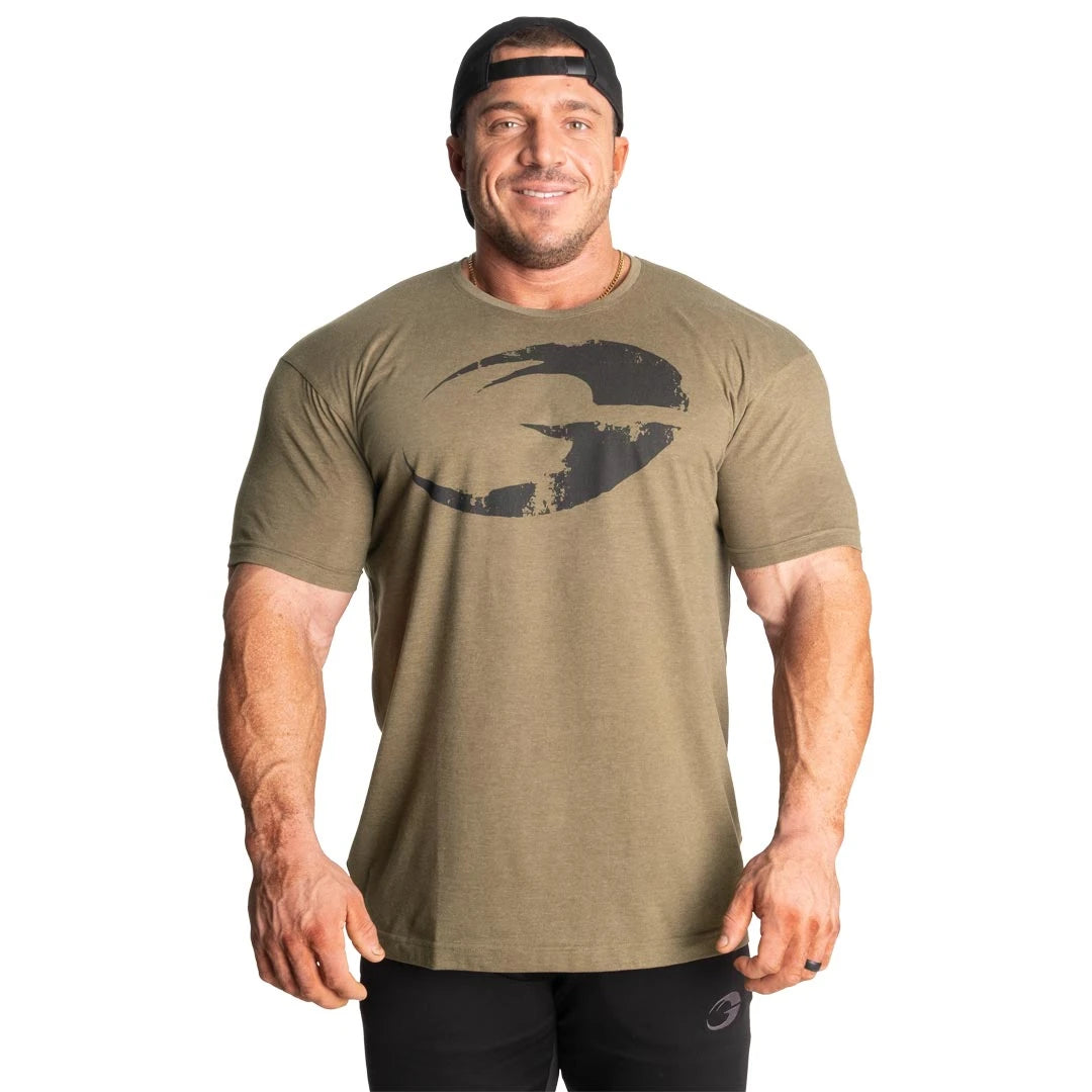 GASP Cadet Tee Army Green Melange, vihreämeleerattu puuvillasekoitteinen t-paita isolla mustalla rintalogolla.