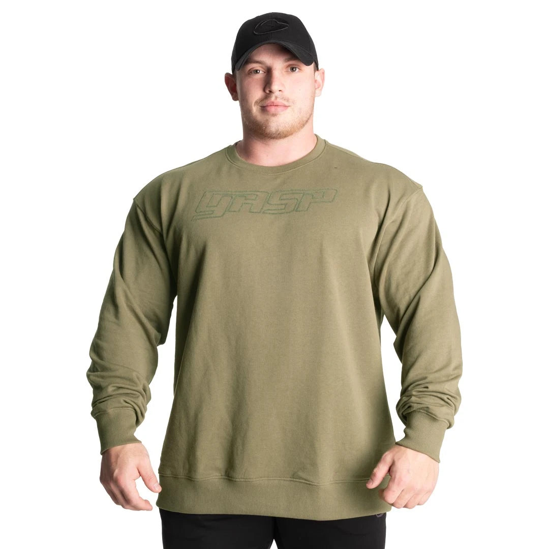 GASP Division Crewneck Washed Green, vihreä jerseymateriaalinen collegepaita kohokuvioidulla rintalogolla miehen yllä., kuva 2/2