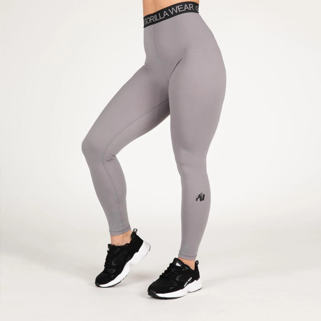 Gorilla Wear Colby Leggings Grey ovat harmaat treenitrikoot, joissa on musta joustava vyötärö ja pieni logo lahkeessa., kuva 4/6